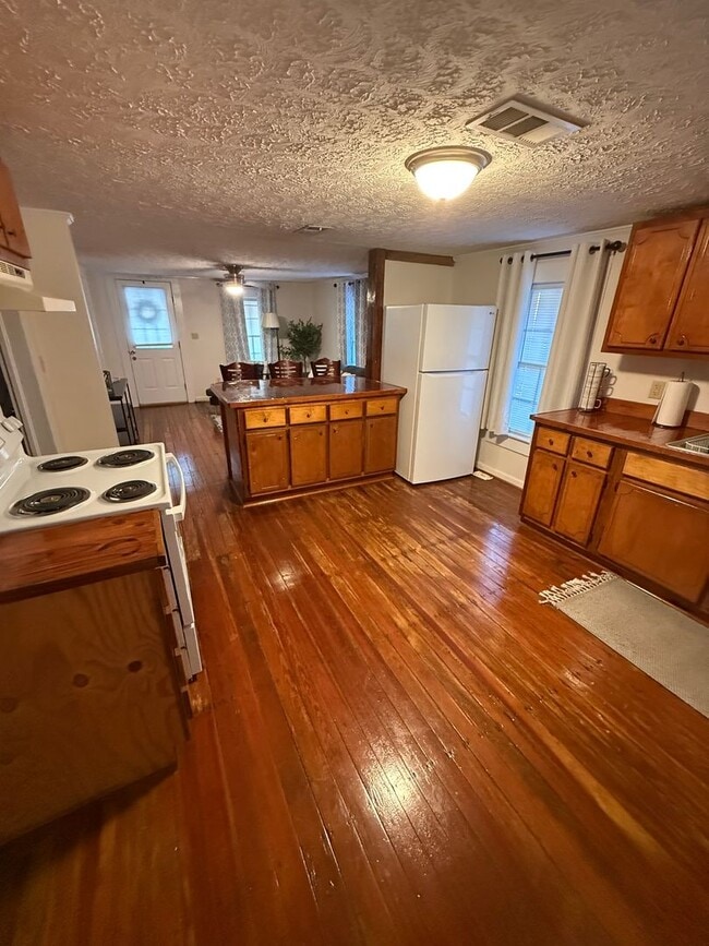 Building Photo - Furnished 2 BR 2 bath