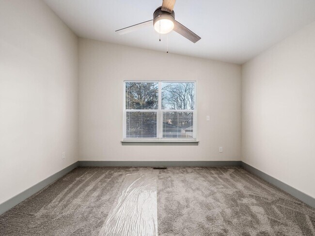 Building Photo - 384 Whitethorne Ave
