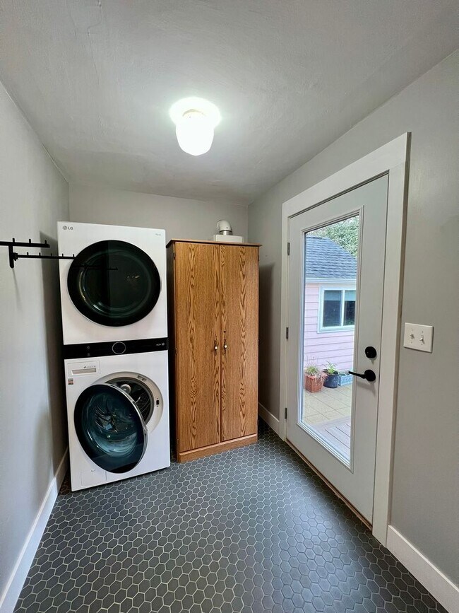 Building Photo - Charming 2 BD + Studio (Water Included)