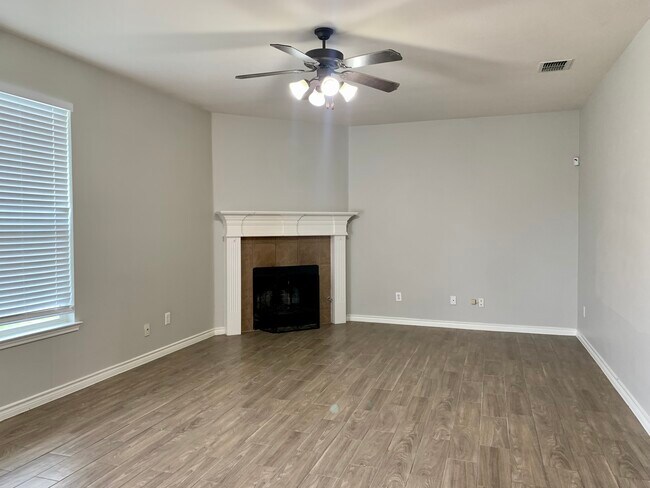 Building Photo - 1415 Millbrook Ln