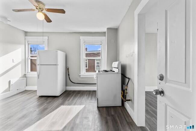 Building Photo - 313 High St