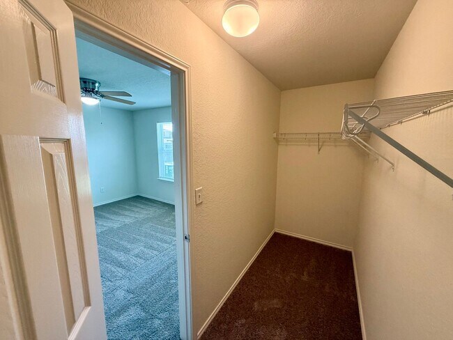 Building Photo - Beautiful 3 bedroom, 2.5 bathroom with an office in a prime New Braunfels location!