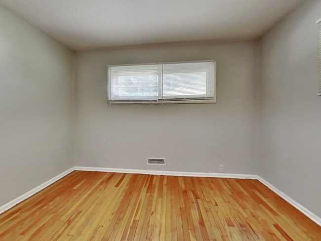 Building Photo - Charming 3-Bedroom Home with Sunroom, Fireplace & Garage in Kansas City, MO!