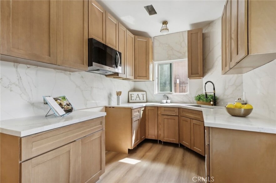 Building Photo - 1226 W Vernon Ave