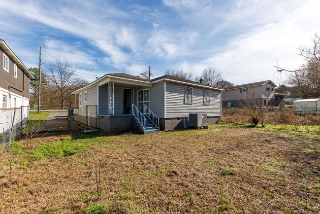 Building Photo - 3 Bedroom, 2 Bath in North Pratt