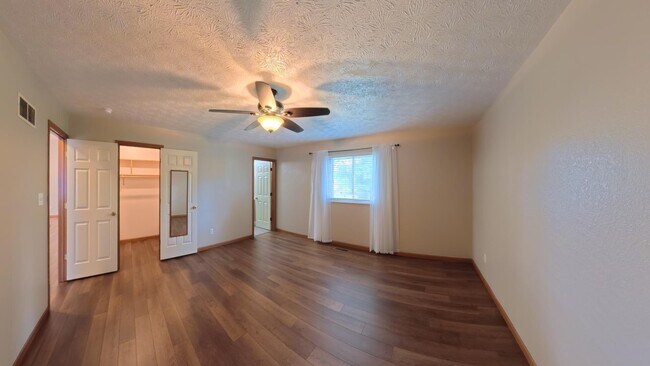 Building Photo - 304 Erin Dr