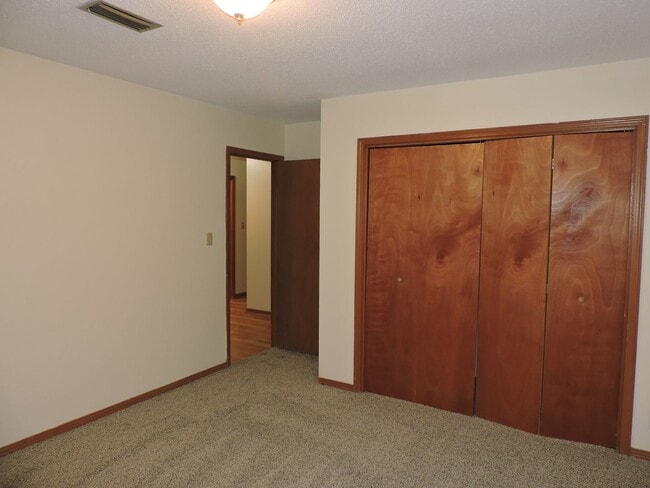 Building Photo - Convenient to interstate, schools & shopping!