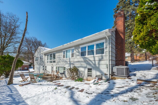 Building Photo - 18 Devon Dr