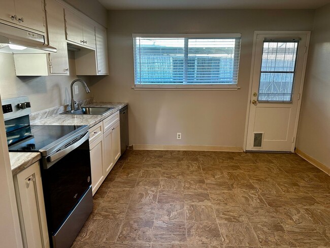 Building Photo - Well-maintained 2-bedroom, 1-bath duplex unit in West San Jose!