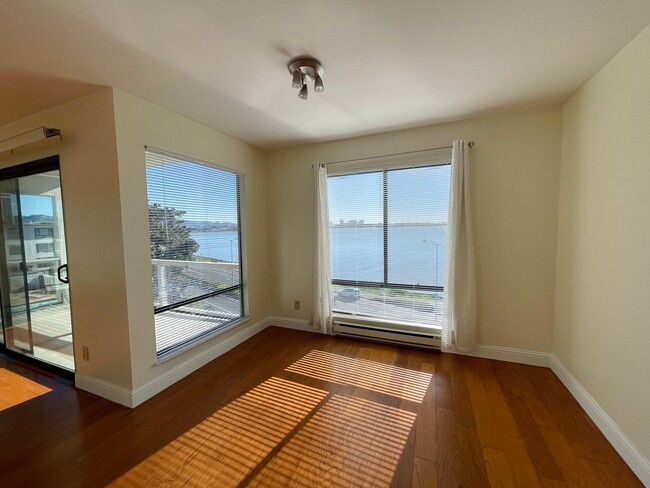 Building Photo - One bedroom Condo w/ Partial Water View Av...