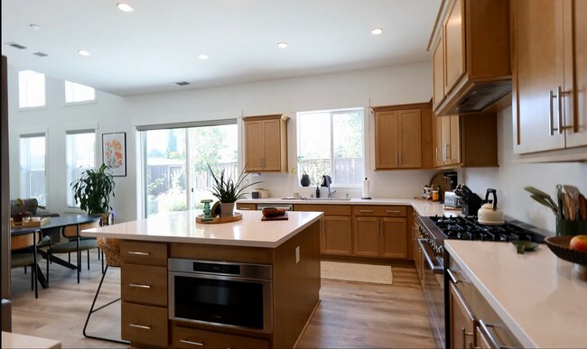 Building Photo - Beautiful Four Bedroom Three Bath Home Located in Granit Bay