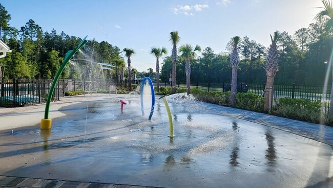 Building Photo - Beautiful Townhome in Waterford Lakes 2 Bedroom 2.5 baths and 1 Car Garage