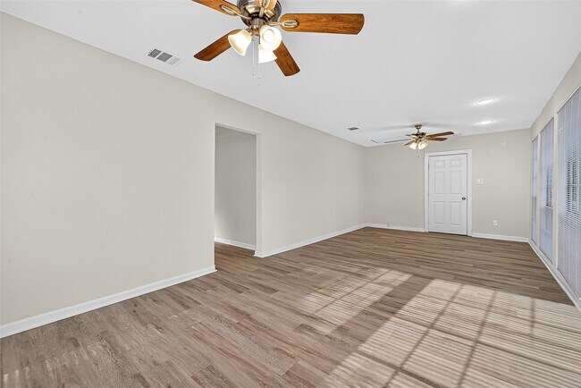 Building Photo - 16643 Lake Cir