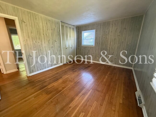 Building Photo - 3BR Home with Stainless Steel Appliances, Hardwood Floors & Carport