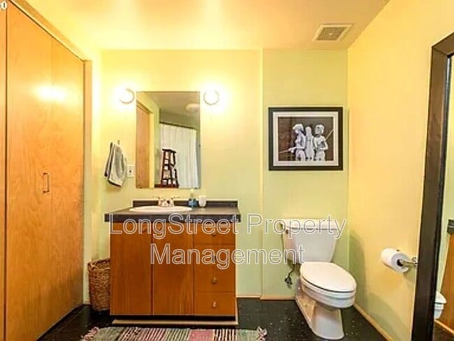 Building Photo - 1420 NW Lovejoy St