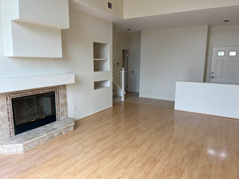Building Photo - 3636 Ruette de Ville