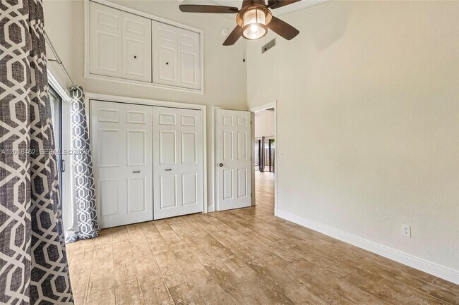 Building Photo - 2731 Parkview Dr S