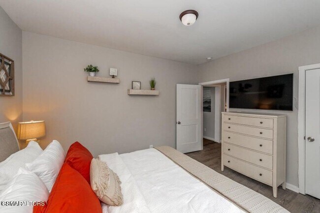 Building Photo - Modern Comfort