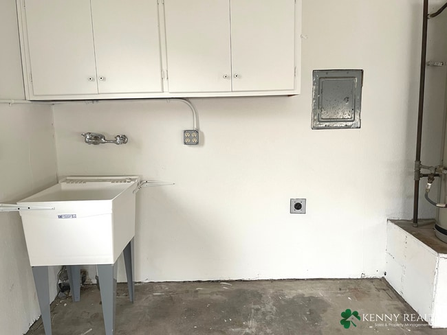 Building Photo - Spacious 3 Bedroom Home with Backyard Pati...