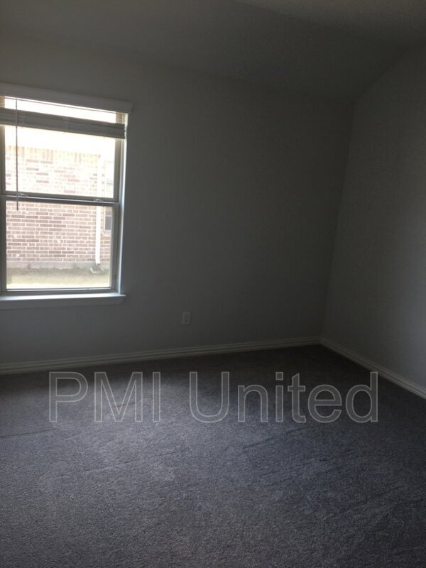 Building Photo - 3005 Cliffview Dr