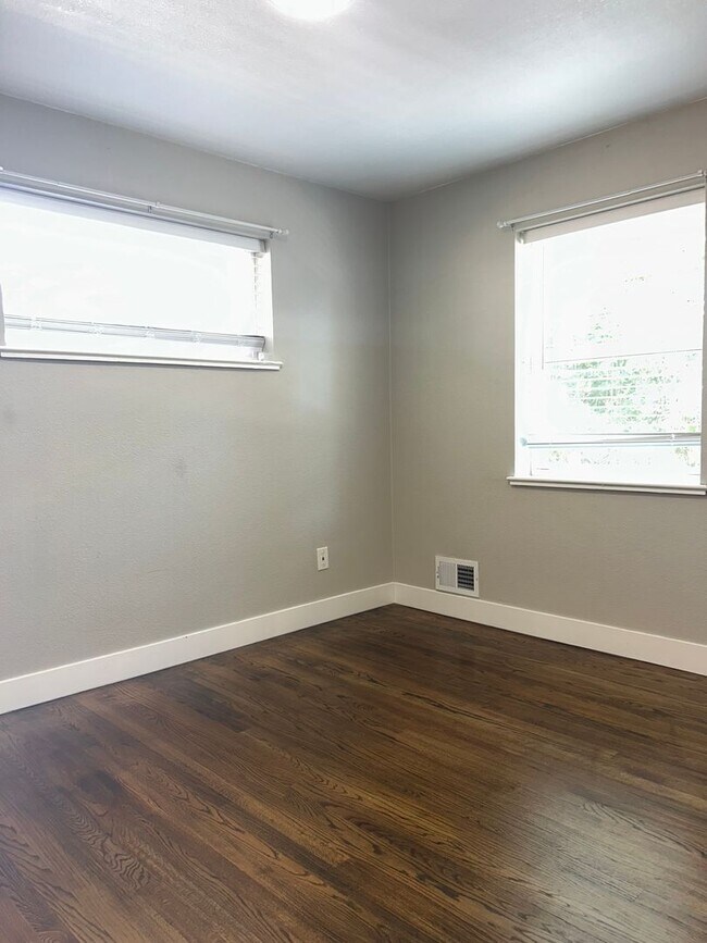 Building Photo - Updated 4 Bed Home with Finished Basement, Central A/C & Fenced Yard in Lakewood!