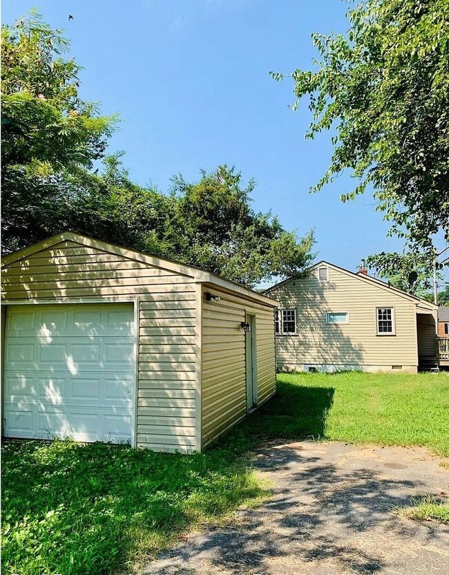 Building Photo - Super Cute 3 bed 2 bath Rancher with detached Garage and alley access.