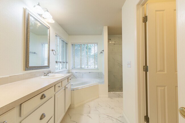 Building Photo - 3 Bed 2.5 Bath In The Heart Of Eagle