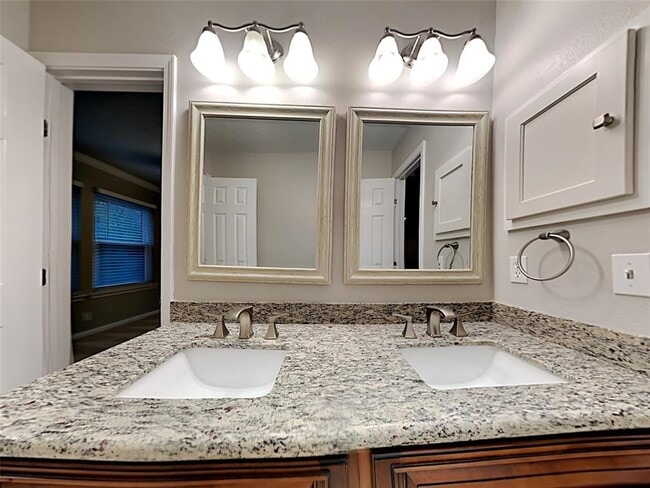 Building Photo - 11 Hickory Oak Dr