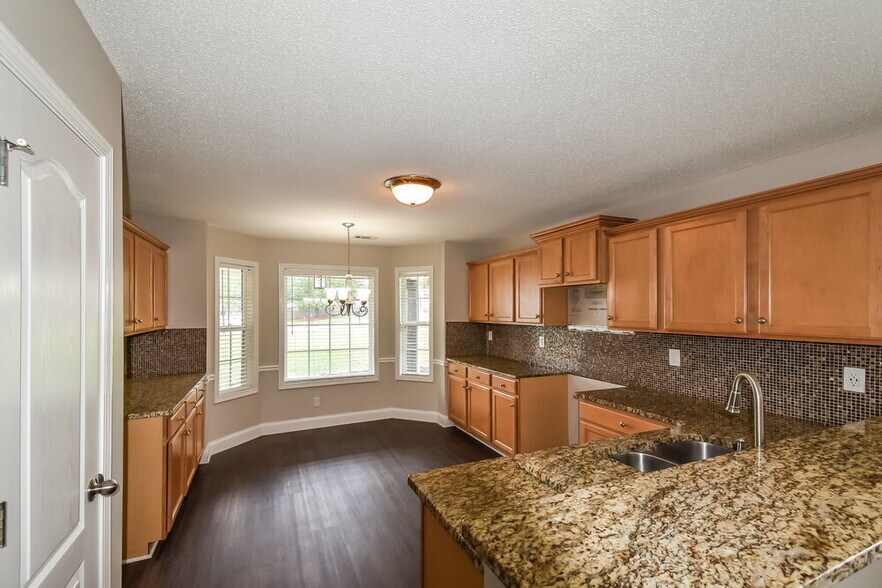 Building Photo - 709 Williamsburg Ct