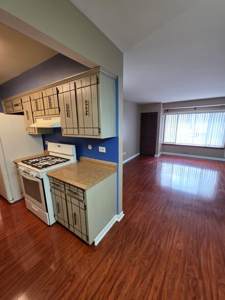 Kitchen - 8901 S Roberts Rd