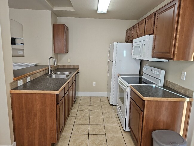 Building Photo - Nice 2 bedroom, 2 bath condo in a fabulous...