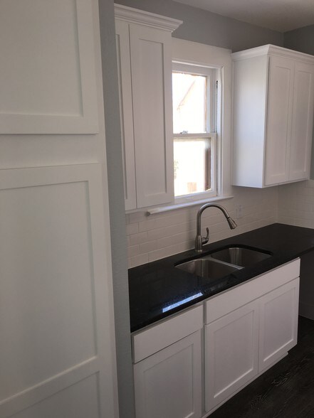 Building Photo - 506 E Guenther St