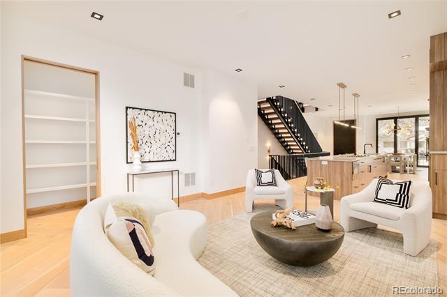 Building Photo - 332 Steele St