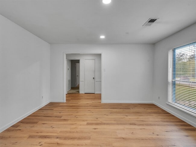 Building Photo - 418 Oakhill Dr