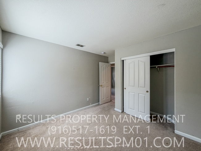 Building Photo - Lovely 4 Bedroom Home in Great Neighborhood