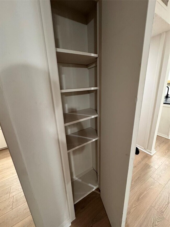 Building Photo - Great Oak Lawn Location!