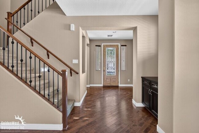 Building Photo - Beautiful 3Bdm 2.5Ba Home with Private Backyard in Power Ranch!