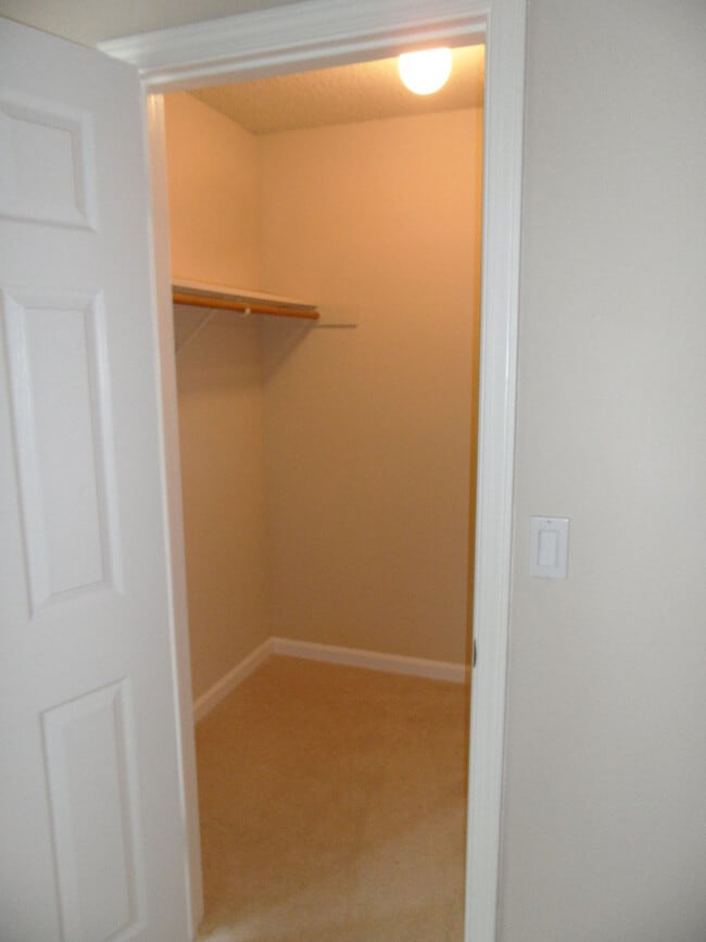 Building Photo - 3 bed/2 bath Upstairs condo! Hardwood floor, full kitchen, washer/dryer