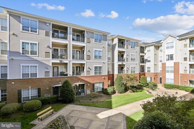 Building Photo - 4860 Eisenhower Ave