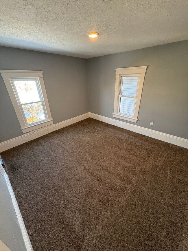 Building Photo - Move-In Ready 5-Bedroom Home in Prime Barberton Location