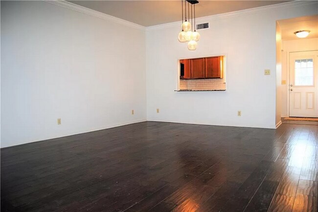 Building Photo - Townhome close to everything on Bayou Trace off Jackson St