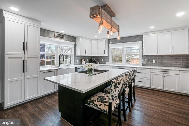 Building Photo - 731 W Country Club Dr