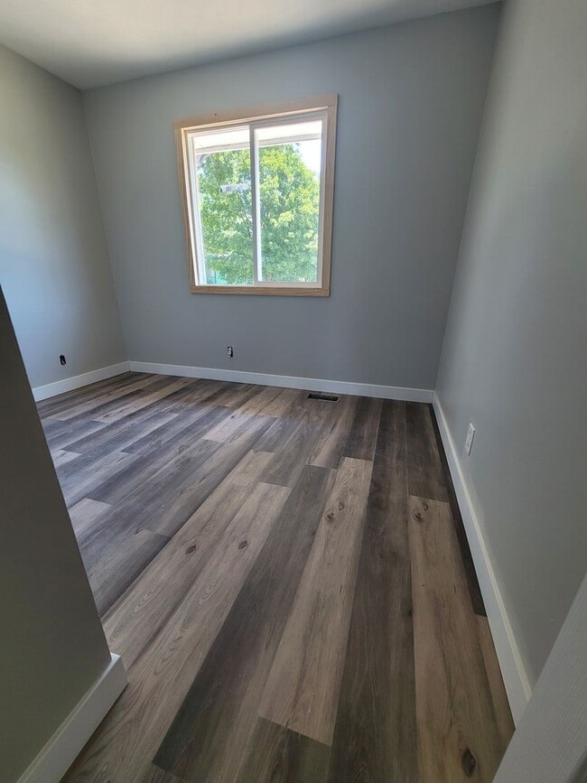 Building Photo - Newly Remodeled 3 Bedroom Elkhorn Home!