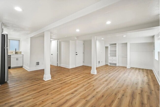 Building Photo - 125 NE Shaver St