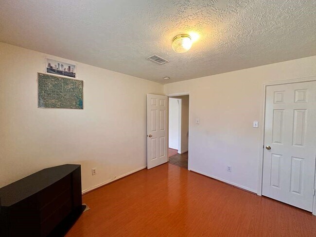 Building Photo - 2203 Nashua Dr