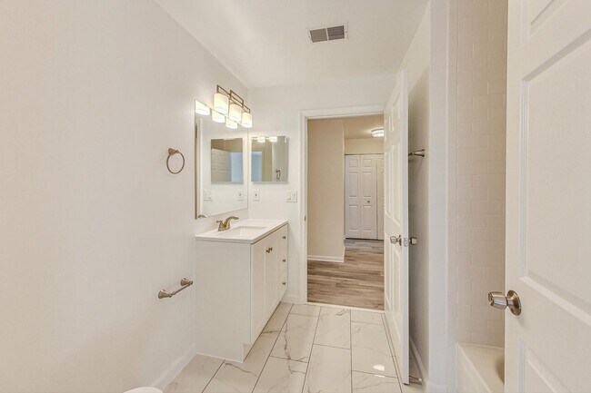 Building Photo - Beautiful - Ground Floor 3/2 condo in CROWN FARM