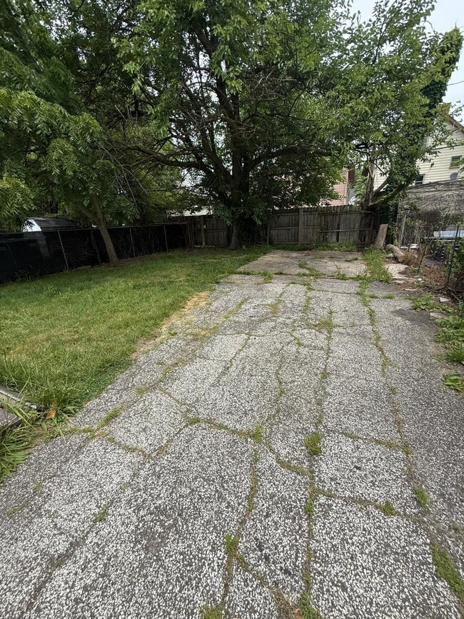 Building Photo - 1485 E 172