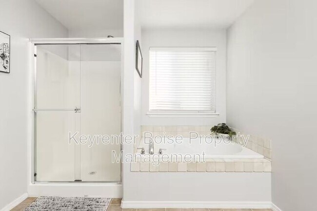 Building Photo - 879 N Traquair Pl