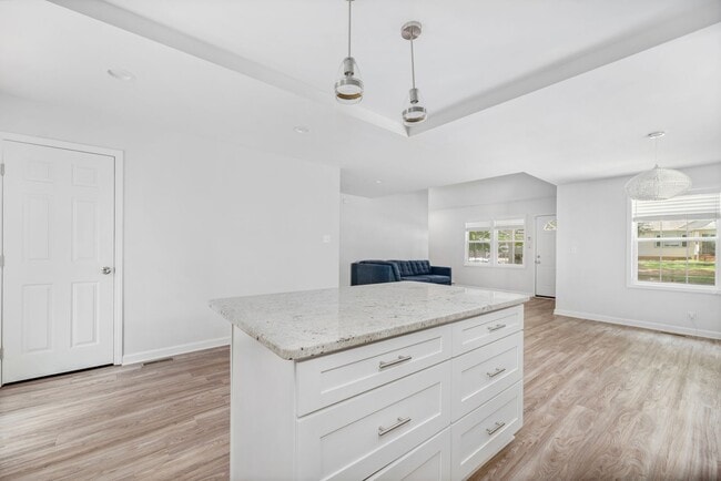 Building Photo - (Coming Soon) Renovated Home just minutes from Uptown!