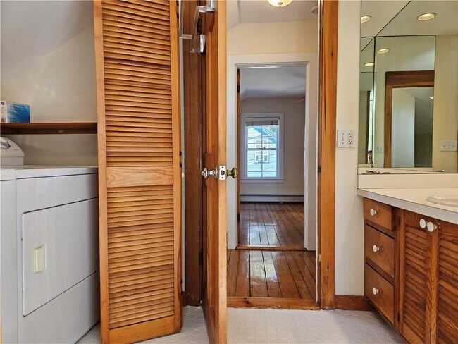 Building Photo - 10 Cherry St